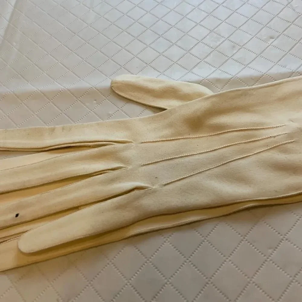 Vintage Galeries Lafayette Grand Prix Paris Suede Extra White Gloves
